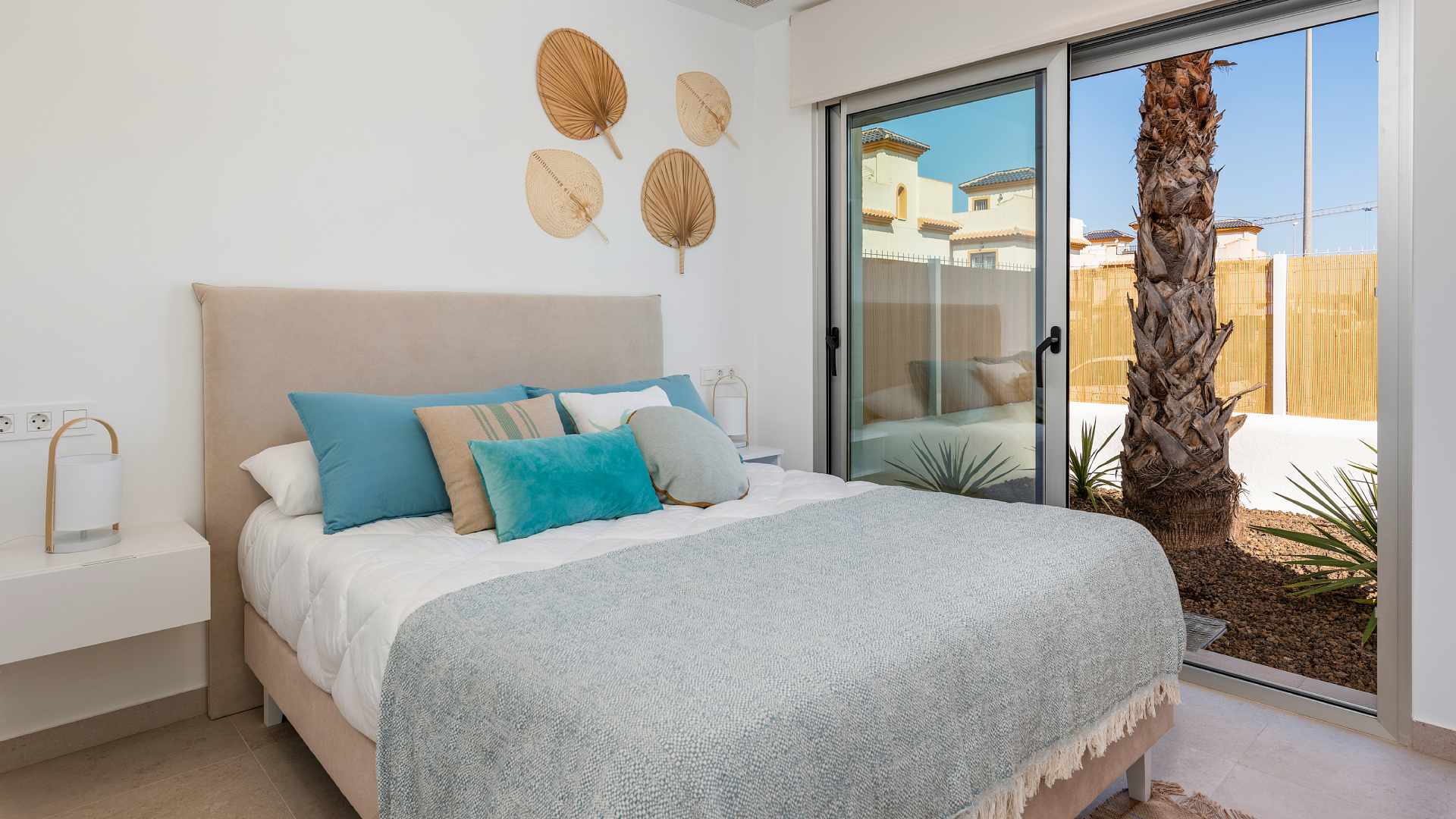 Domy na hiszpańskim wybrzeżu w Residencial Mykonos i Santorini