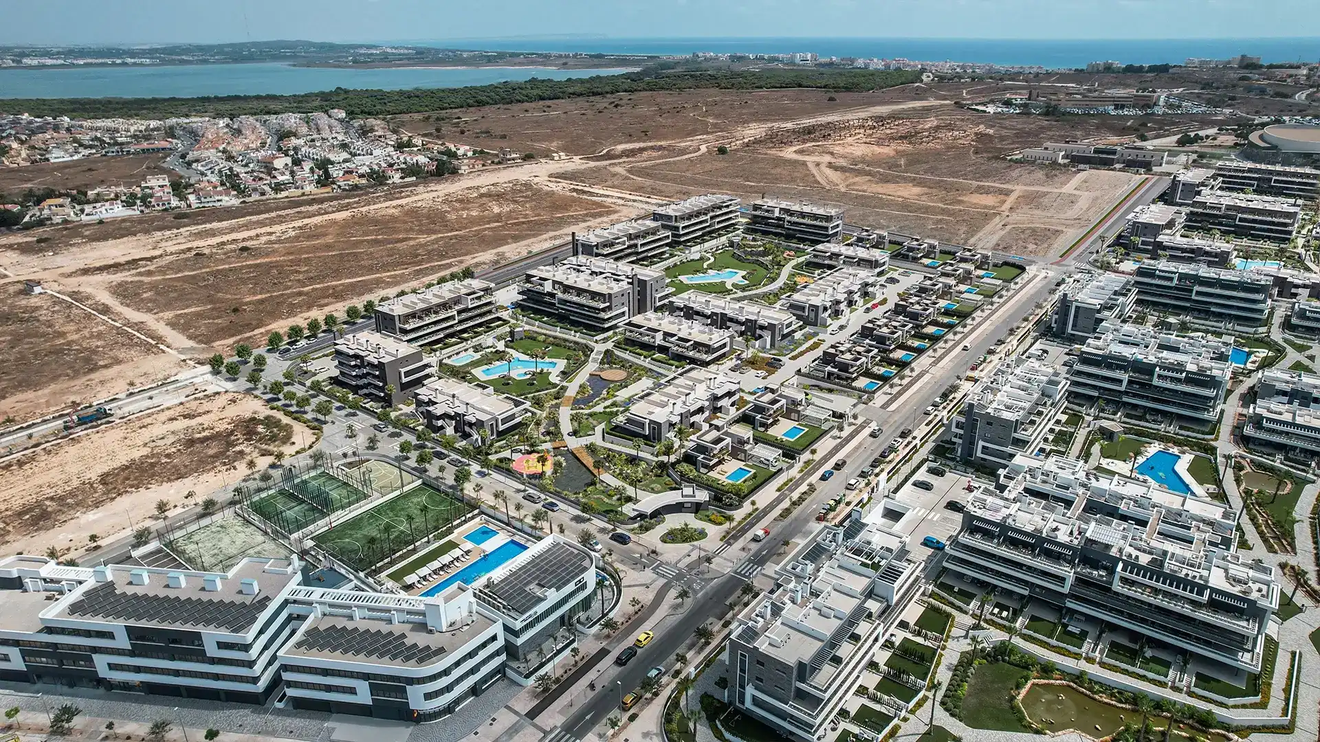 Osidle z góry w pobliżu różowego jeziora w Torrevieja